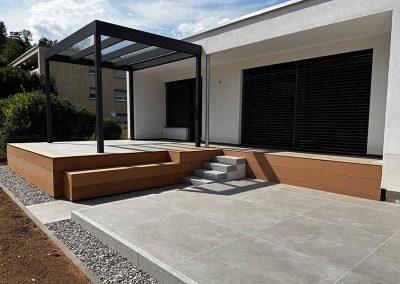 Terrasse mit Feinsteinplatten auf Stelzlager verlegt